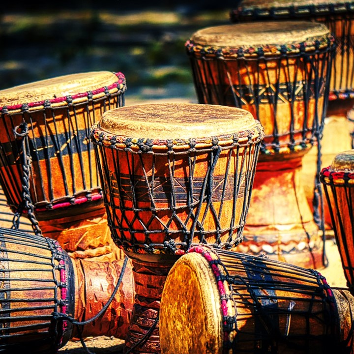 Le Tam-Tam parleur, cet instrument des traditions africaines –
