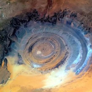 L’Occhio del Sahara è un invito al viaggio in Mauritania