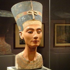 La regina Nefertiti, beneficiaria del primo lifting al mondo